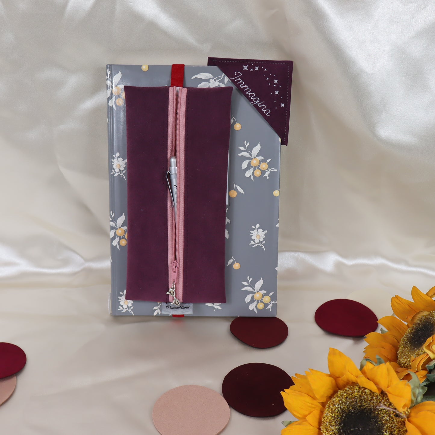 Astuccio con elastico e segnalibro