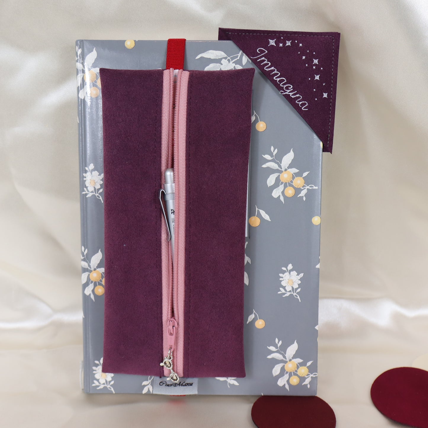 Astuccio con elastico e segnalibro