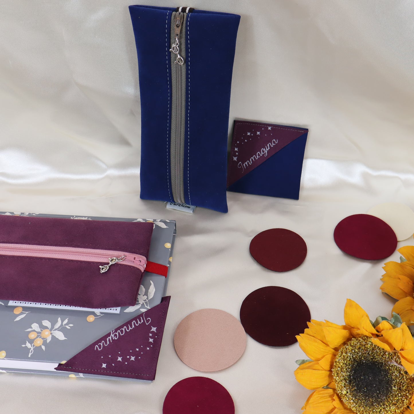 Astuccio con elastico e segnalibro