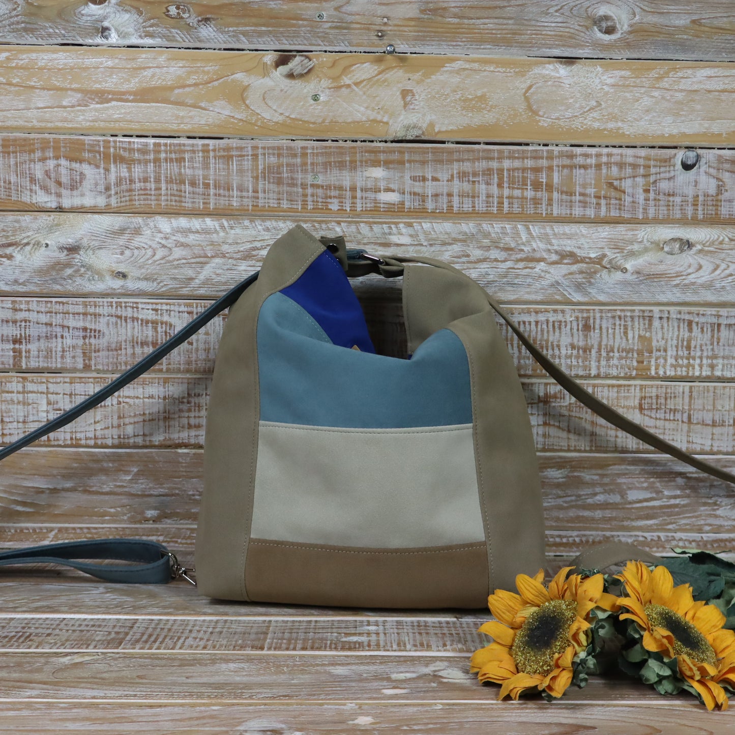 Anselmina cammello e toni azzurri