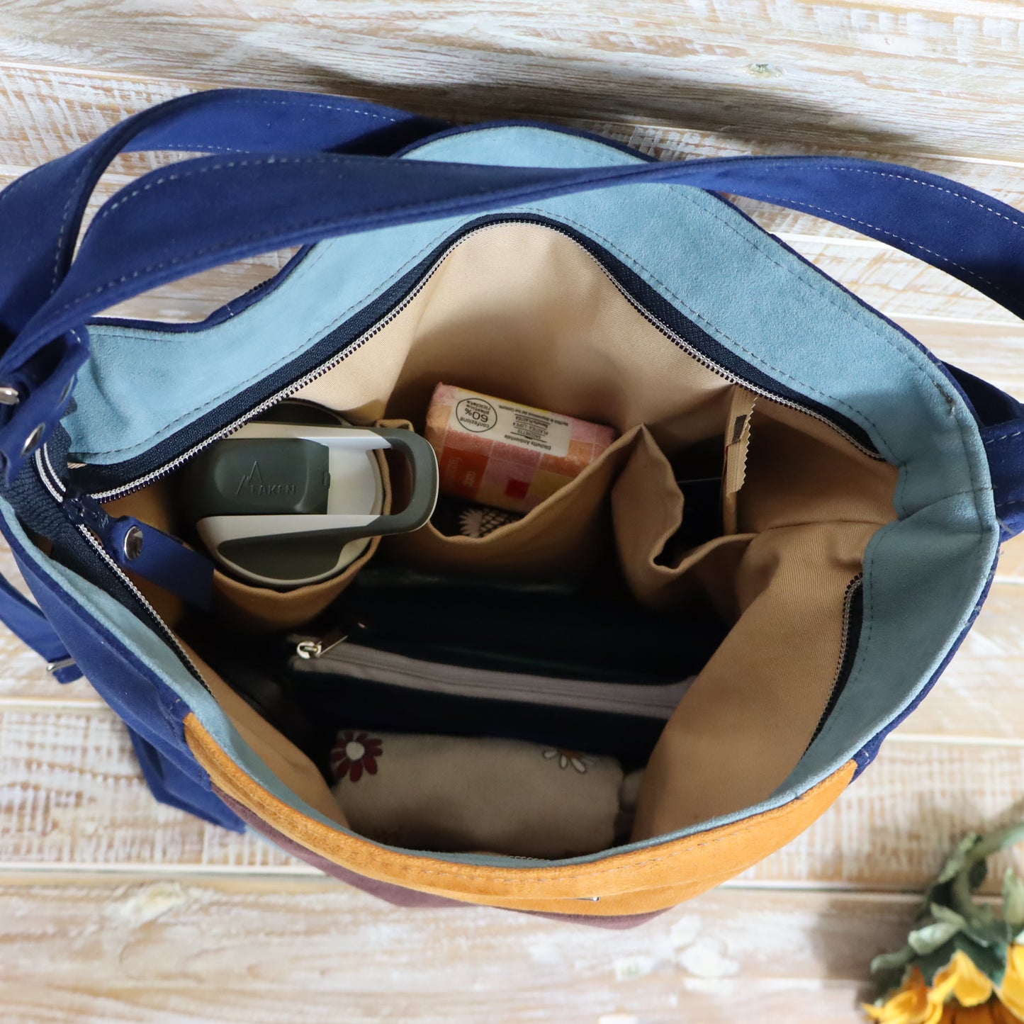 Anselmina cammello e toni azzurri